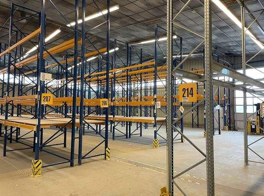 Halle 2 Innenansicht mit Regalsystem