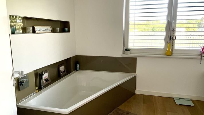 Bad mit Wanne und Dusche