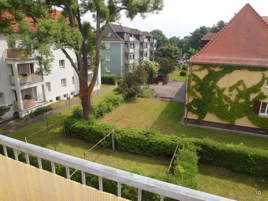 Blick vom Balkon in den Hof