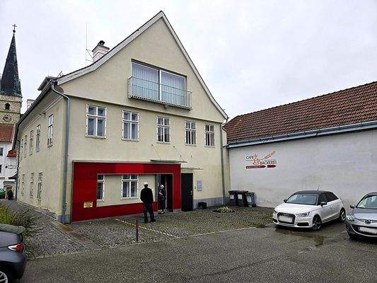 Haupteingang mit 2 davorliegenden KFZ-Parkplätzen