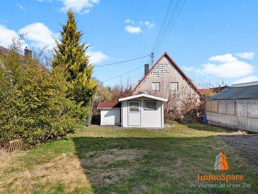 Blick in den Garten und zum Gartenhaus