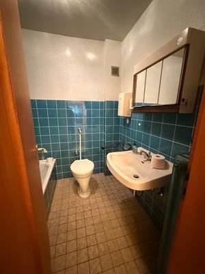 Bad mit Wanne 