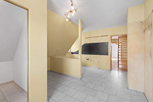 Die Küche im OG mit abgetrennter Speisekammer