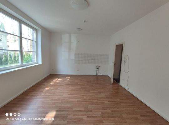 Wohnzimmer mit offener Küche