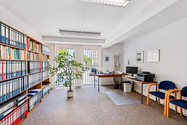 Büro-/Praxisraum mit Blick zur Straße