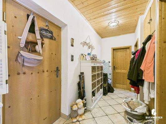 Heller Flur mit Holztüren