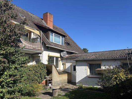 Seitenansicht mit Kellerabgang