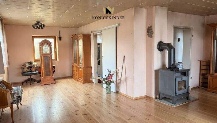 Wohnzimmer im Erdgeschoss mit Holzofen.