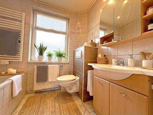 Tageslichtbad mit Badewanne im Erdgeschoss