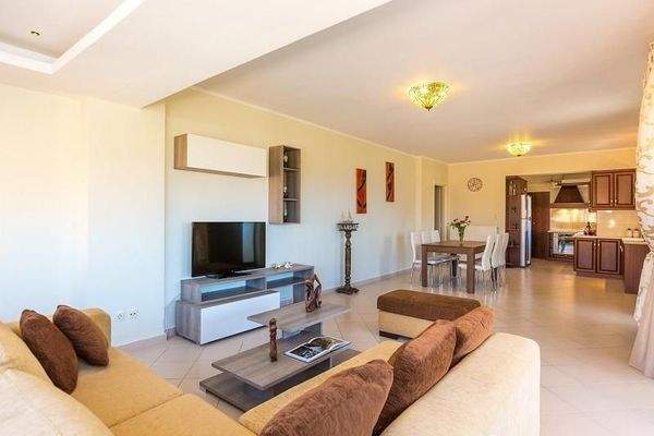 Kreta, Panormos: Haus mit 2 Wohnungen in einer Wohnanlage zu verkaufen