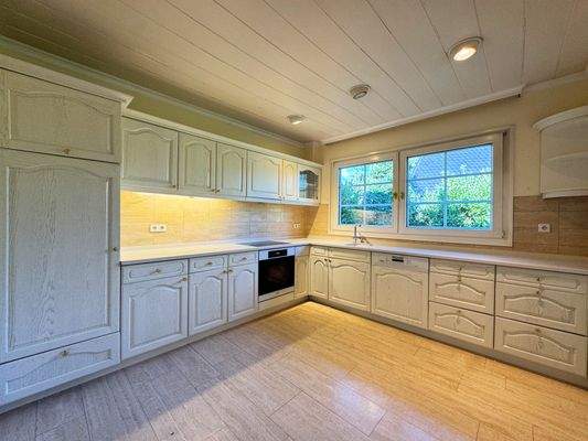 Einbauküche mit sep. Speisekammer.