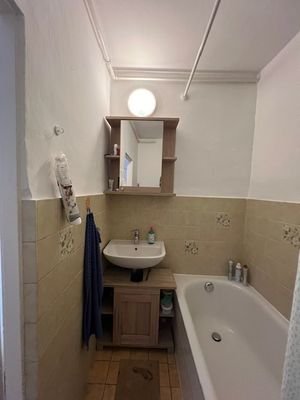 Bad mit Badewanne u. Duschvorrichtung