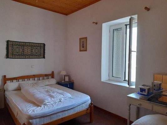 Kreta, Ag. Fotia: Traditionelles Steinhaus auf zwei Etagen mit Innenhof und Parkplatz zu verkaufen