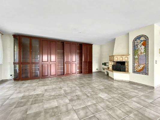 Wohnzimmer mit offenem Kamin