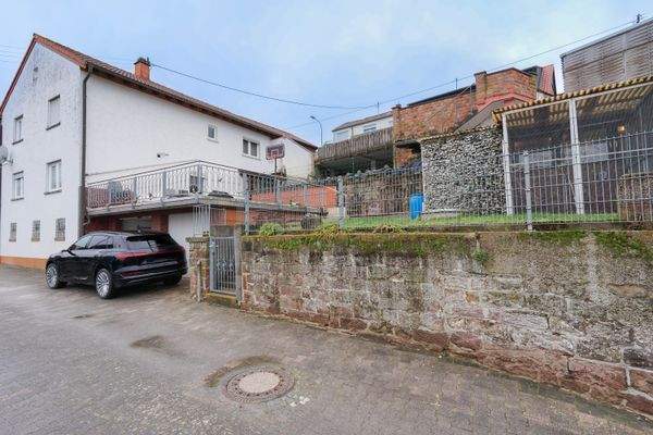 Hausansicht mit 2x Doppelgaragen und großer Terrasse und Garten