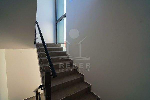 Ein attraktives Treppenhaus führt in die Wohnung