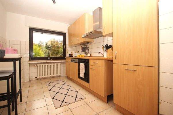 Die Küche mit Fenster ...