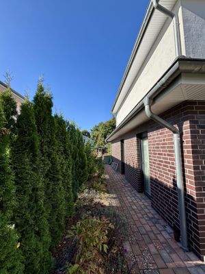 Kleiner Weg am Haus entlang