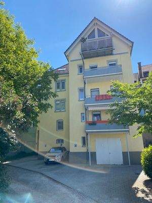 Wohnhaus mit Balkonen 