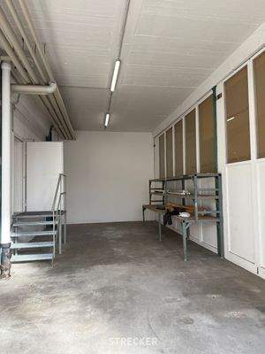 Lagerbereich mit Zugang zum Büro