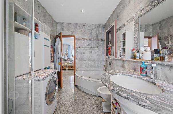 ... mit Badewanne und Dusche