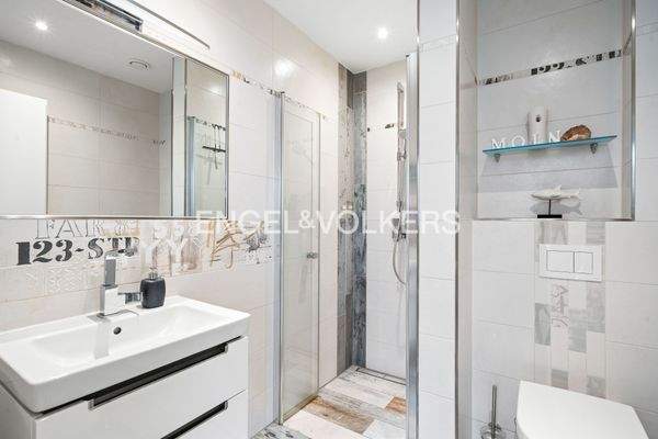 Badezimmer mit ebenerdiger Dusche