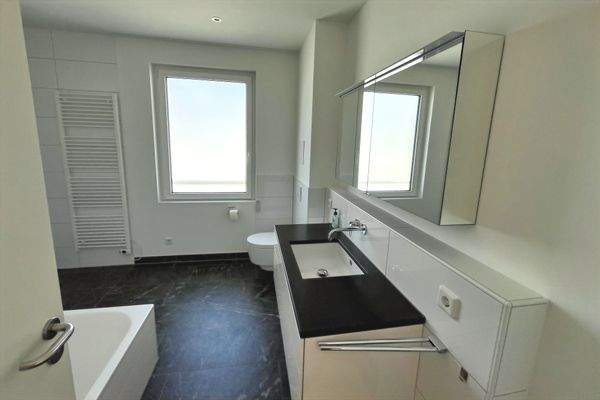 Tageslicht-Bad Blick von Badtür aus