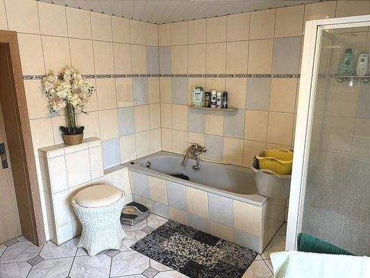 Bad mit Wanne und Dusche