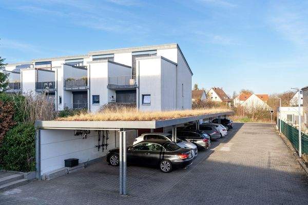 Rückansicht und Carports