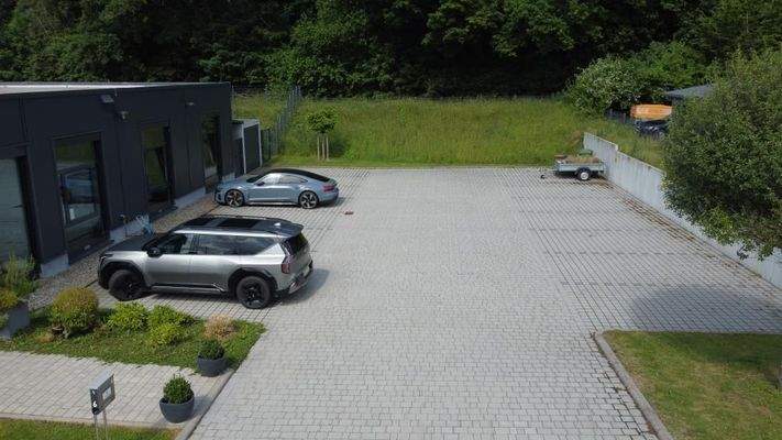 Parkfläche am Gebäude