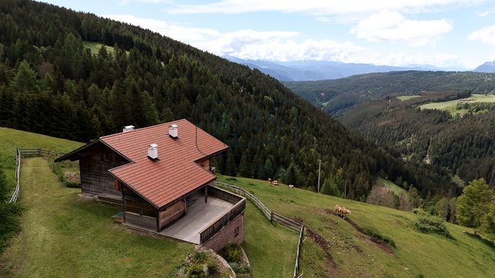 Geschlossener Hof mit Panoramablick in Jenesien - Südtirol