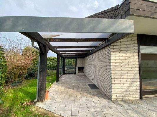 ... und überdachte Terrasse