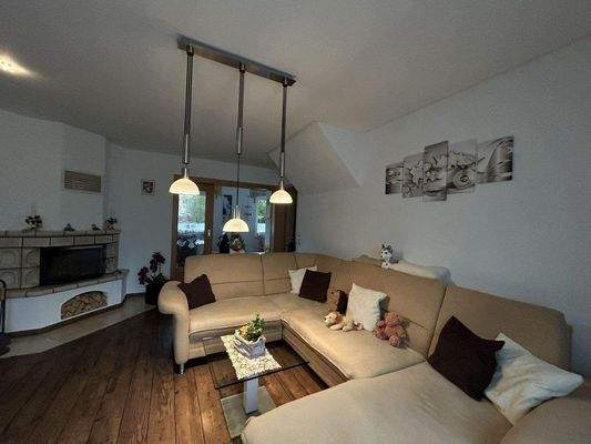 Wohnzimmer mit Blick auf das Esszimmer