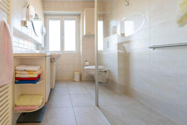 Erdgeschoss - .. mit Duschbad