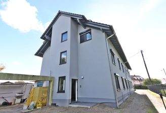 Hauseingang und Zufahrt