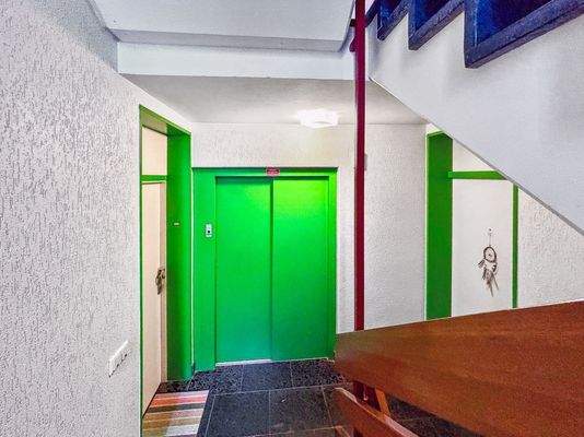 Treppenhaus mit Fahrstuhl