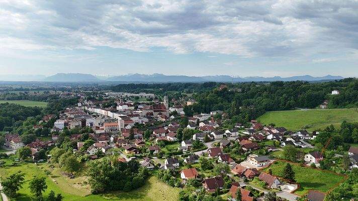 Aussicht auf die Stadt- und Bergkulisse