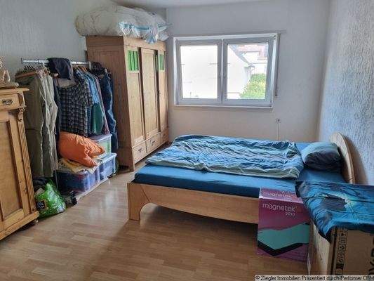 31 - 1 OG - Rechts - Schlafzimmer