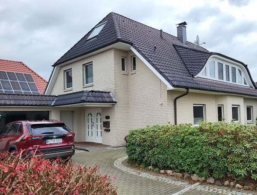 2-Fam.Haus mit Zufahrt und Doppelgarage