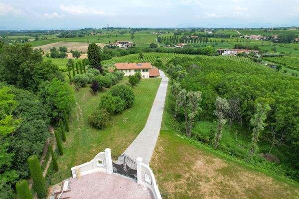 Hintere Auffahrt zum Anwesen 