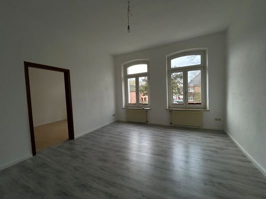 Wohnzimmer mit Blick ins Esszimmer