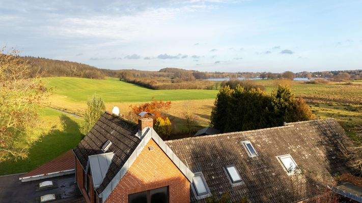 Blick über das Bestandsgebäude