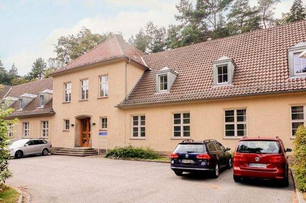 Parkplatz am Gebäude