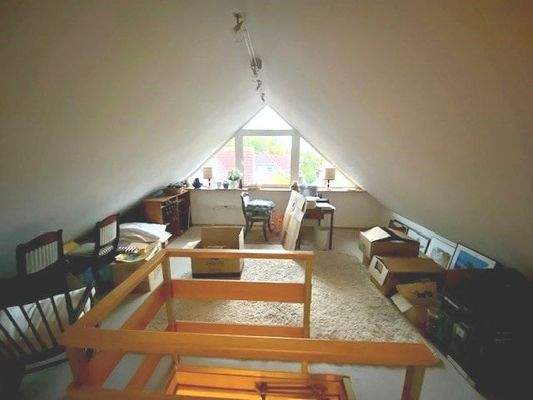 Unter dem Giebel ist ein außergewöhnliches Studiozimmer ausgebaut