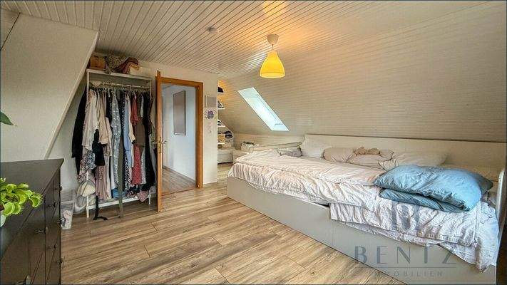 Schlafzimmer mit Badezimmer und Ankleidenische