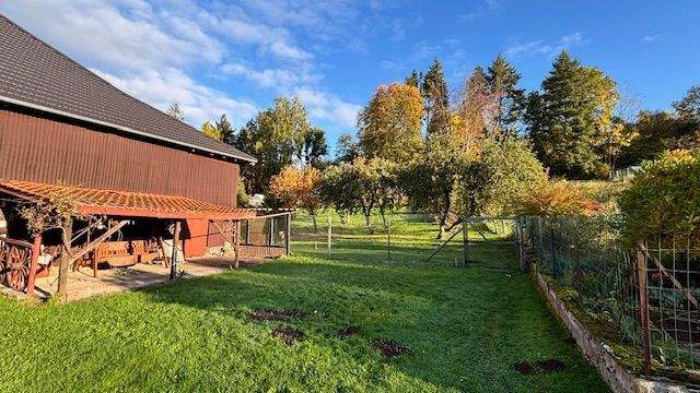 Überdachte Terrasse mit Obstbaumbestand