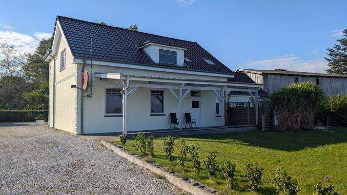 Gartensicht mit überdachter Terrasse