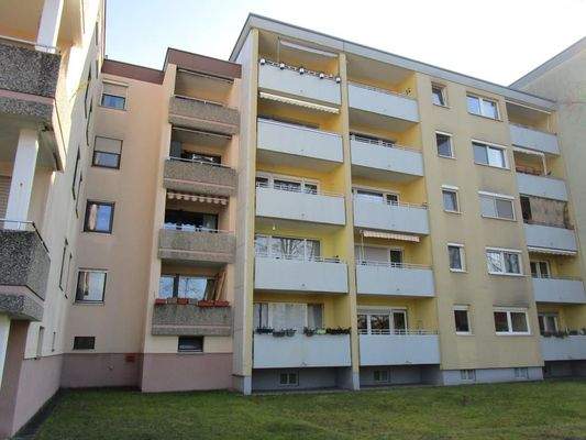 Hausrückseite mit Balkonen