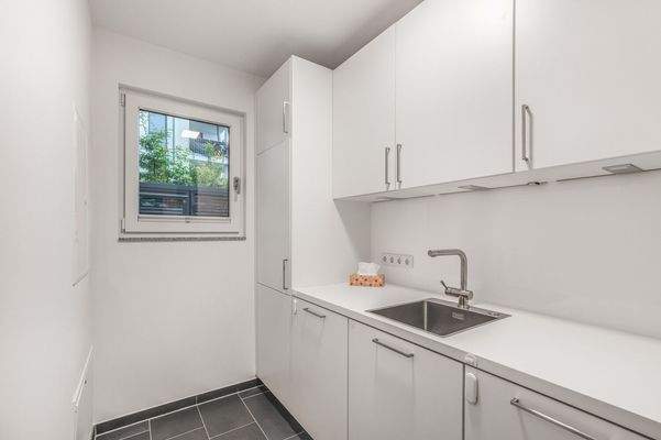 Praktischer hauswirtschaftsraum mit Platz für Waschmaschine & Trockner