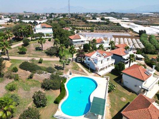 Ready-to-Move Villa in a Complex with Pool in Antalya
